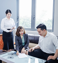 Đội ngũ thiết kế đang thảo luận